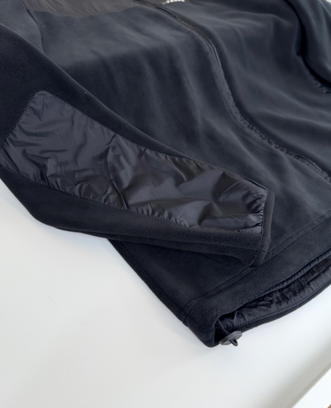 普*达Pr**a 2025秋冬！年年都有的订单！摇粒绒拼接立领款拼接设计休闲外套！柜在售！ 不挑人很实穿