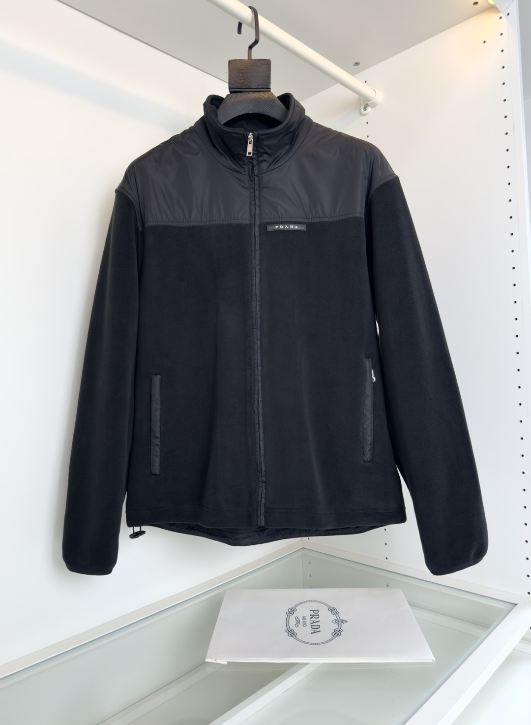 普*达Pr**a 2025秋冬！年年都有的订单！摇粒绒拼接立领款拼接设计休闲外套！柜在售！ 不挑人很实穿