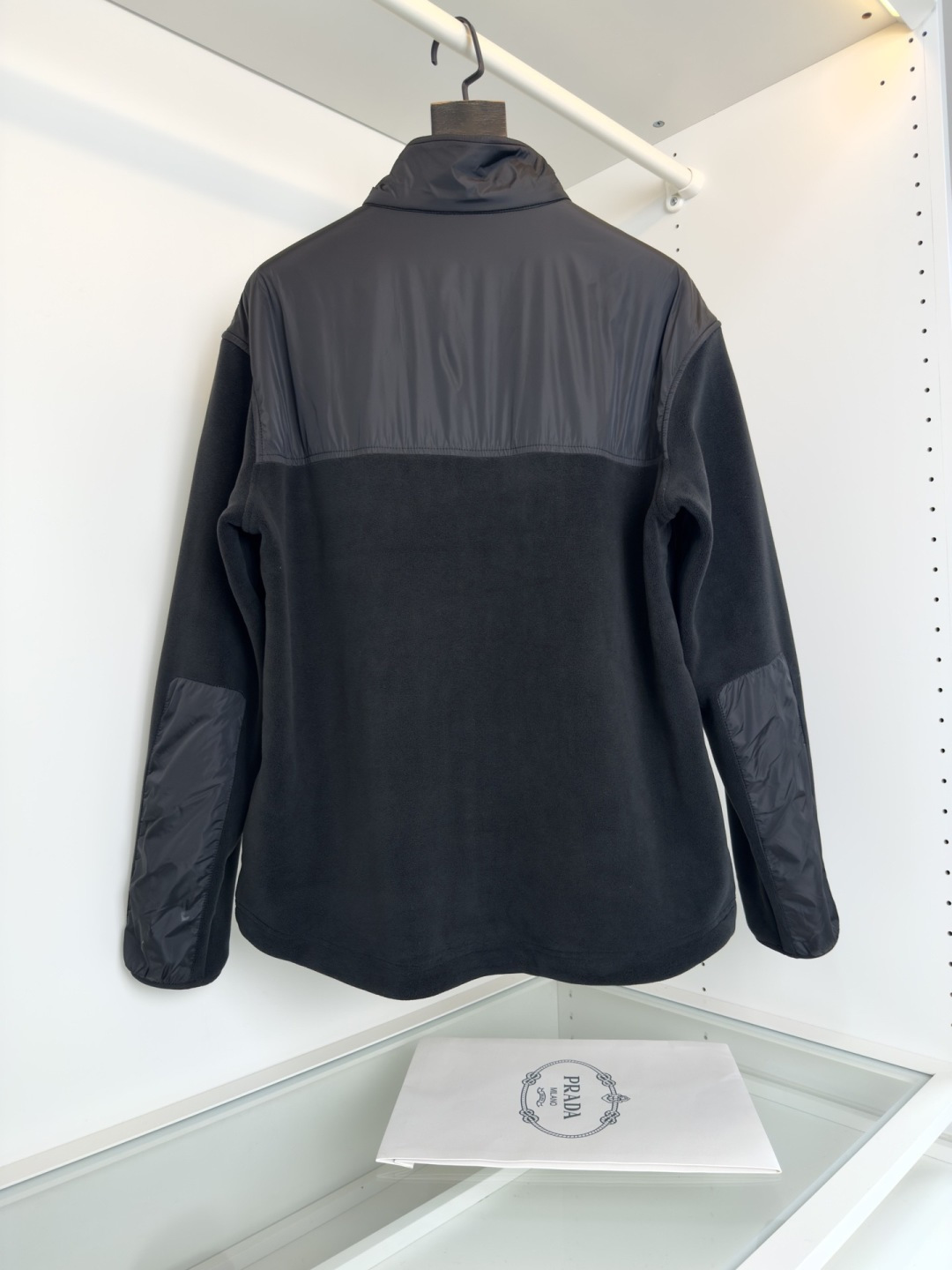普*达Pr**a 2025秋冬！年年都有的订单！摇粒绒拼接立领款拼接设计休闲外套！柜在售！ 不挑人很实穿