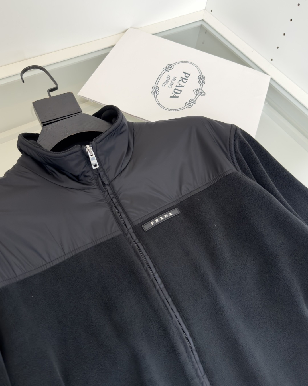 普*达Pr**a 2025秋冬！年年都有的订单！摇粒绒拼接立领款拼接设计休闲外套！柜在售！ 不挑人很实穿