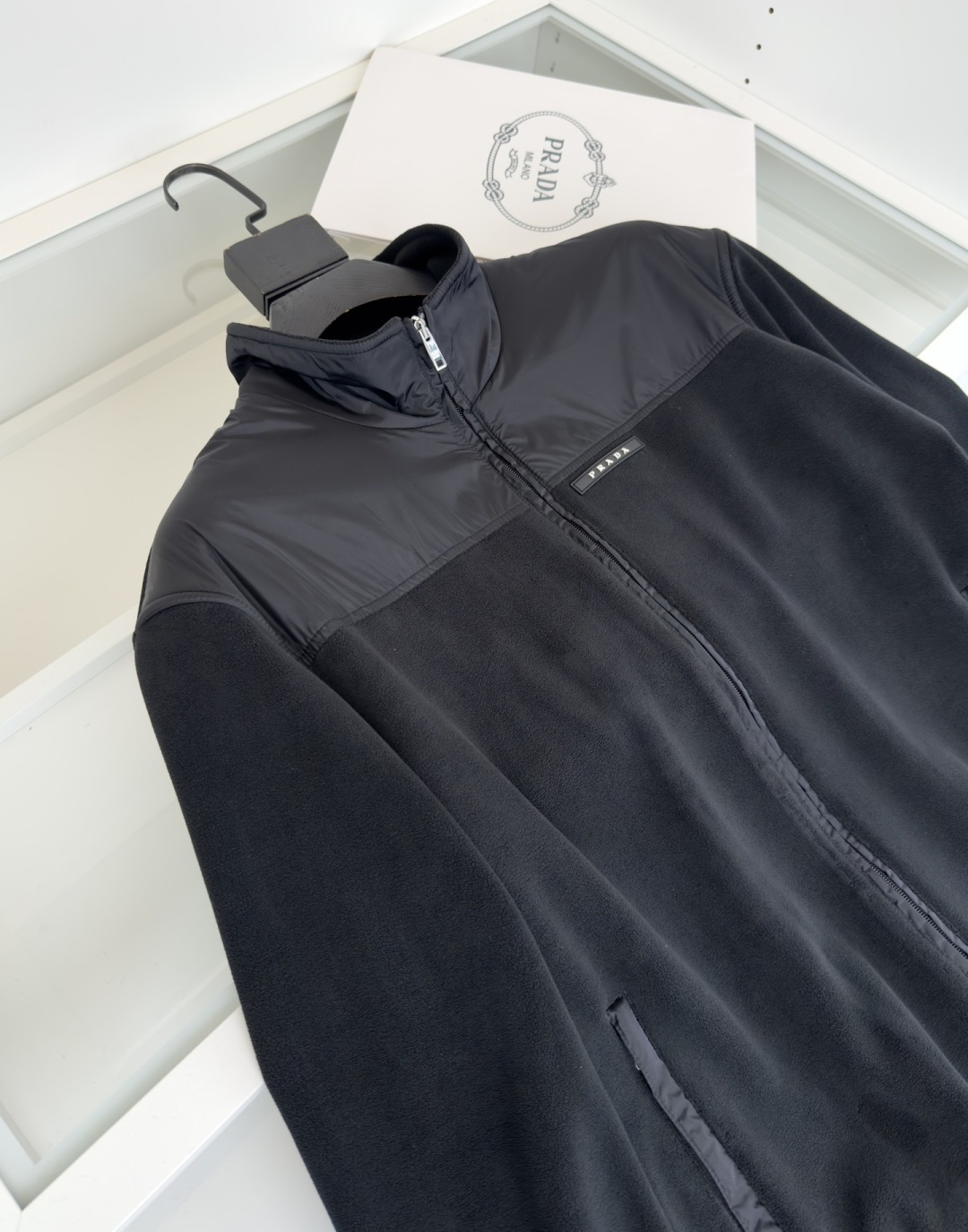 普*达Pr**a 2025秋冬！年年都有的订单！摇粒绒拼接立领款拼接设计休闲外套！柜在售！ 不挑人很实穿