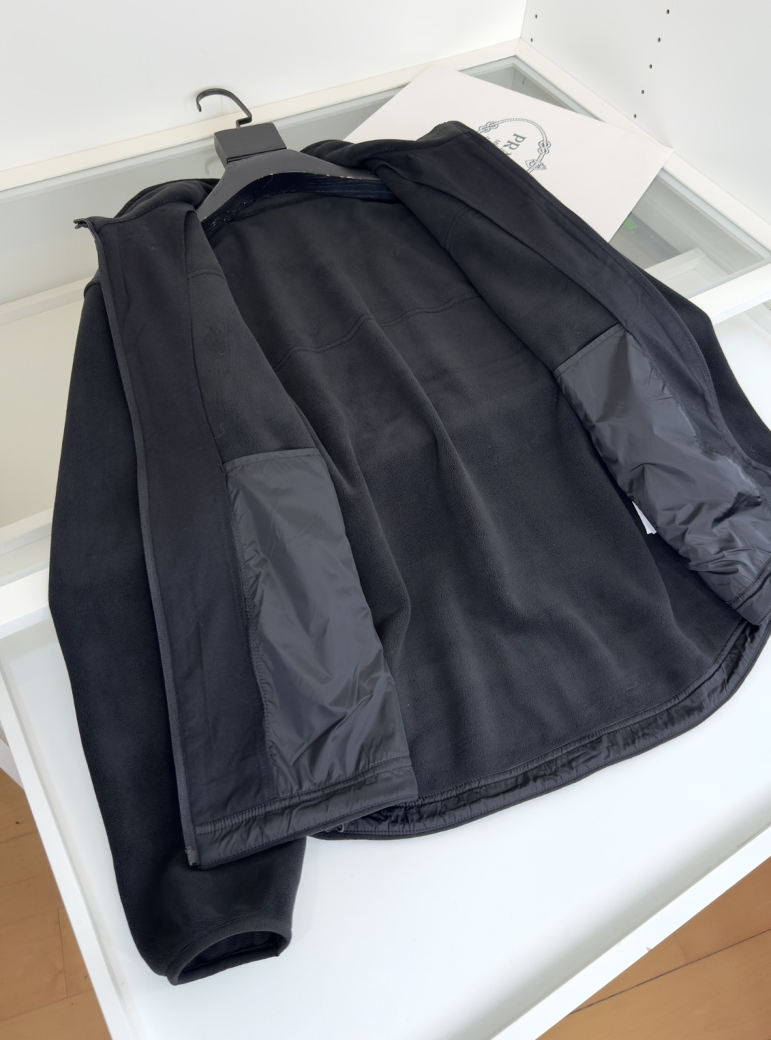 普*达Pr**a 2025秋冬！年年都有的订单！摇粒绒拼接立领款拼接设计休闲外套！柜在售！ 不挑人很实穿