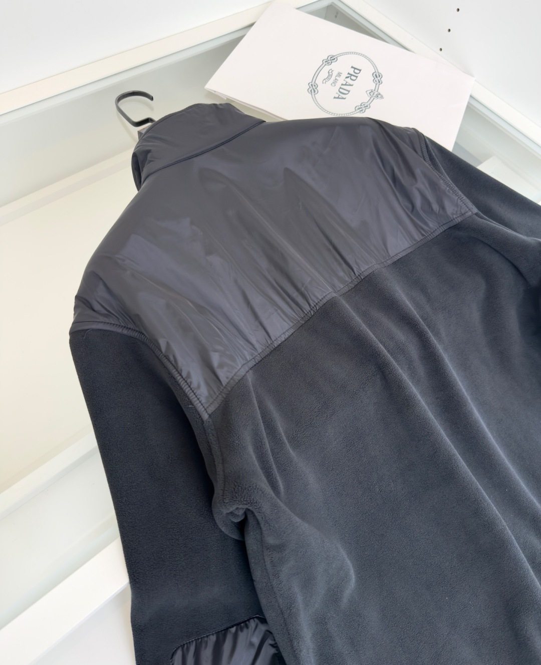 普*达Pr**a 2025秋冬！年年都有的订单！摇粒绒拼接立领款拼接设计休闲外套！柜在售！ 不挑人很实穿