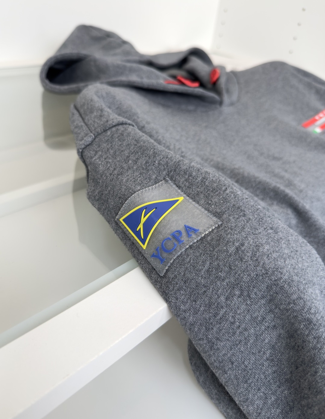 普*达Pr**a 2025早秋！ 经典款微阔型套头连帽卫衣 肩标结合经典红标点缀设计 连帽款式 ，不管版