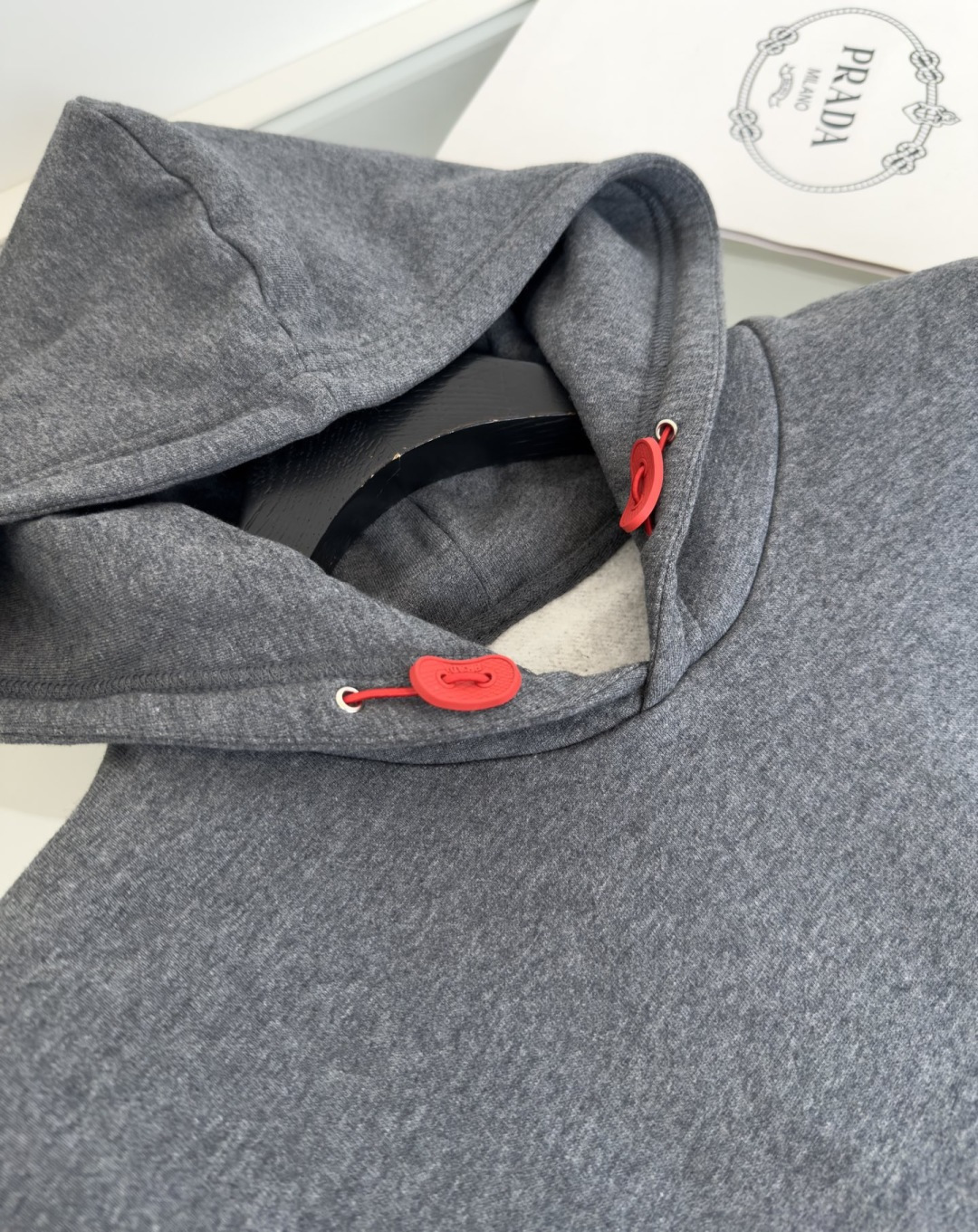 普*达Pr**a 2025早秋！ 经典款微阔型套头连帽卫衣 肩标结合经典红标点缀设计 连帽款式 ，不管版