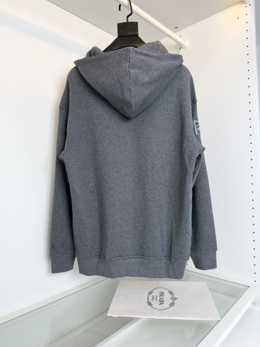 普*达Pr**a 2025早秋！ 经典款微阔型套头连帽卫衣 肩标结合经典红标点缀设计 连帽款式 ，不管版
