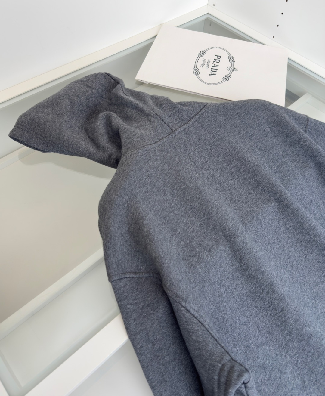 普*达Pr**a 2025早秋！ 经典款微阔型套头连帽卫衣 肩标结合经典红标点缀设计 连帽款式 ，不管版