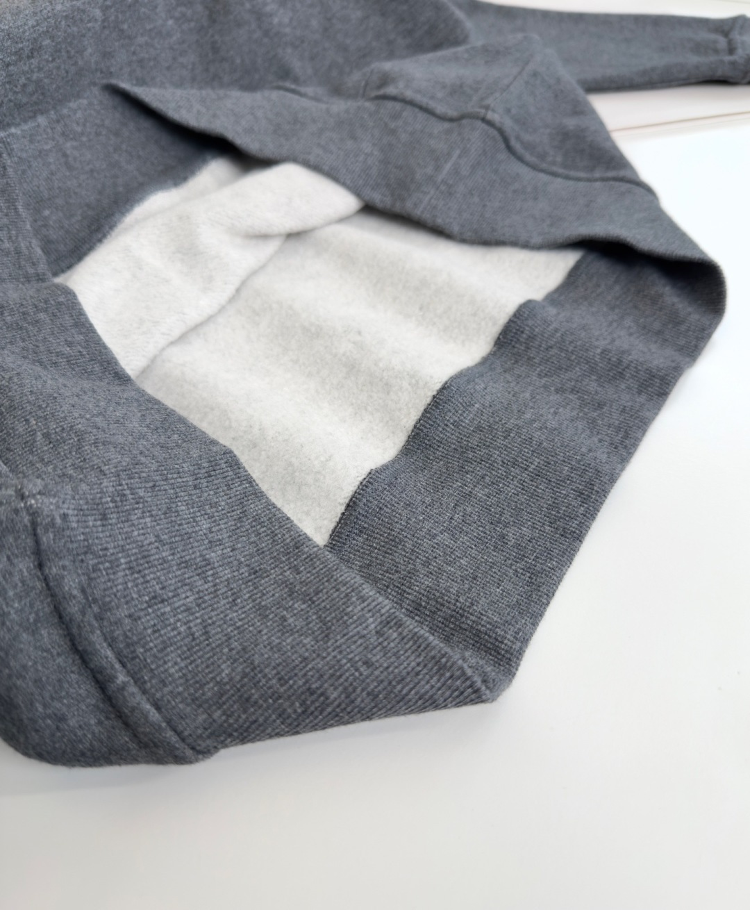 普*达Pr**a 2025早秋！ 经典款微阔型套头连帽卫衣 肩标结合经典红标点缀设计 连帽款式 ，不管版