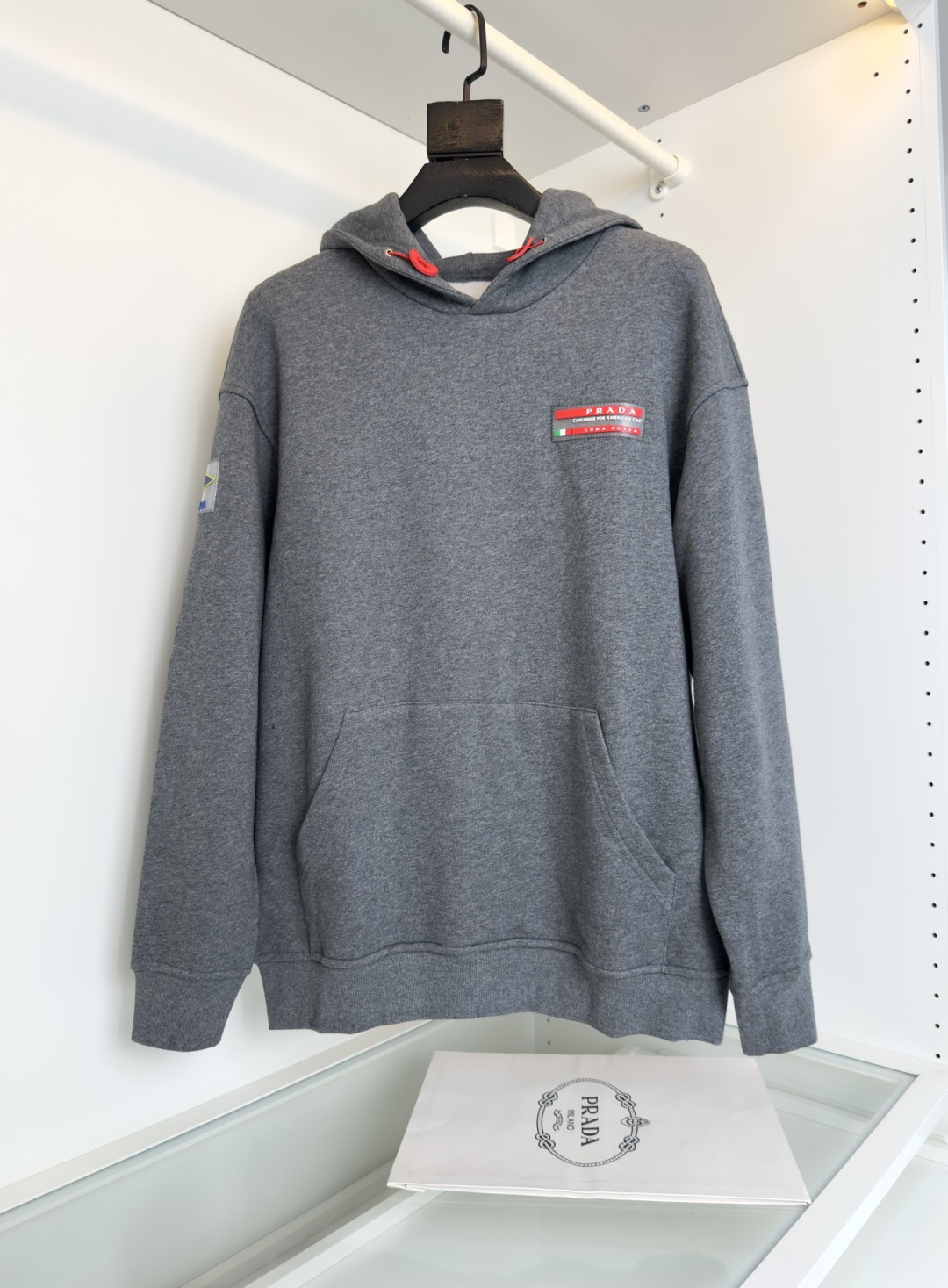 普*达Pr**a 2025早秋！ 经典款微阔型套头连帽卫衣 肩标结合经典红标点缀设计 连帽款式 ，不管版