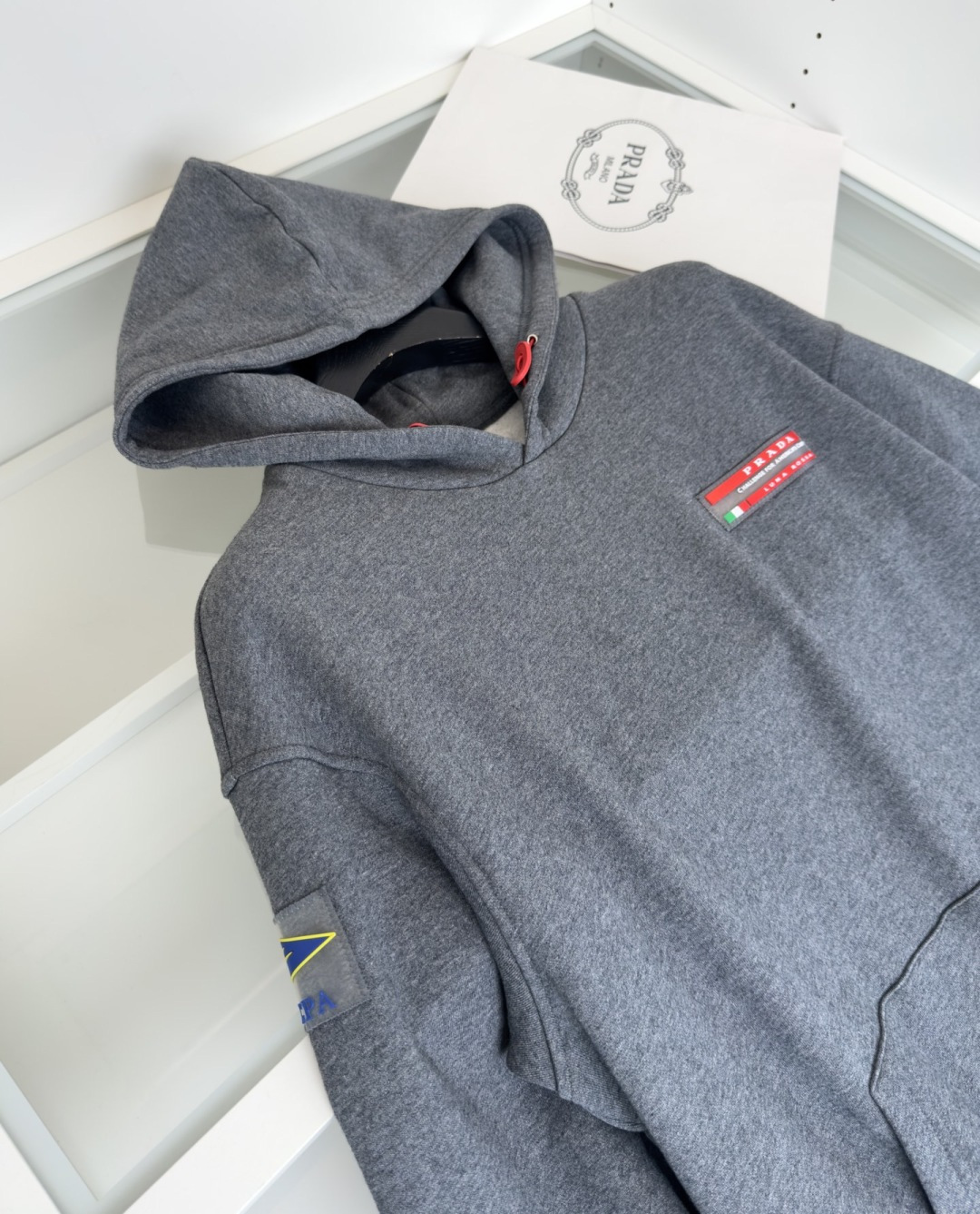 普*达Pr**a 2025早秋！ 经典款微阔型套头连帽卫衣 肩标结合经典红标点缀设计 连帽款式 ，不管版