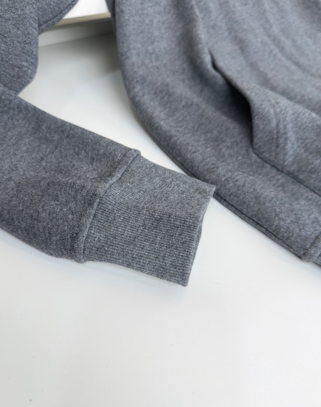 普*达Pr**a 2025早秋！ 经典款微阔型套头连帽卫衣 肩标结合经典红标点缀设计 连帽款式 ，不管版