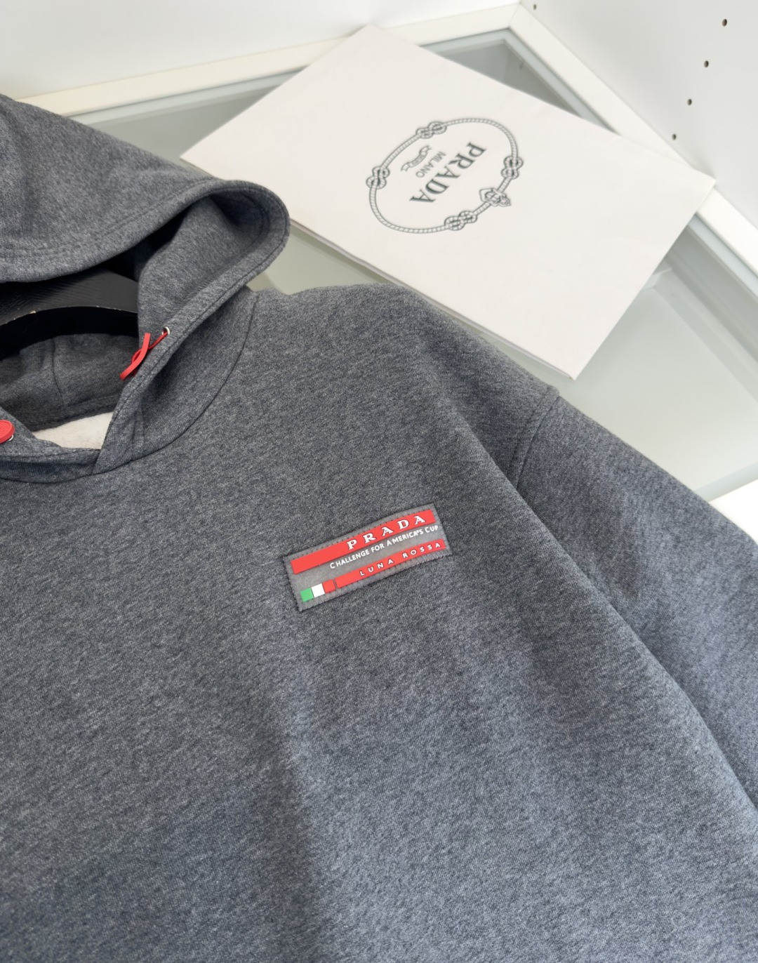 普*达Pr**a 2025早秋！ 经典款微阔型套头连帽卫衣 肩标结合经典红标点缀设计 连帽款式 ，不管版