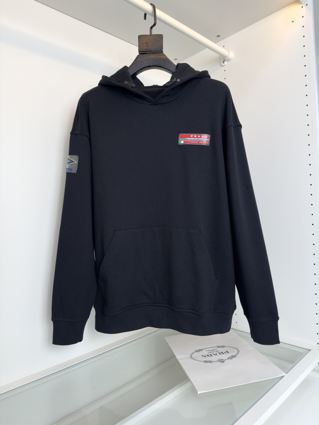普*达Pr**a 2025早秋！ 经典款微阔型套头连帽卫衣 肩标结合经典红标点缀设计 连帽款式 ，不管版