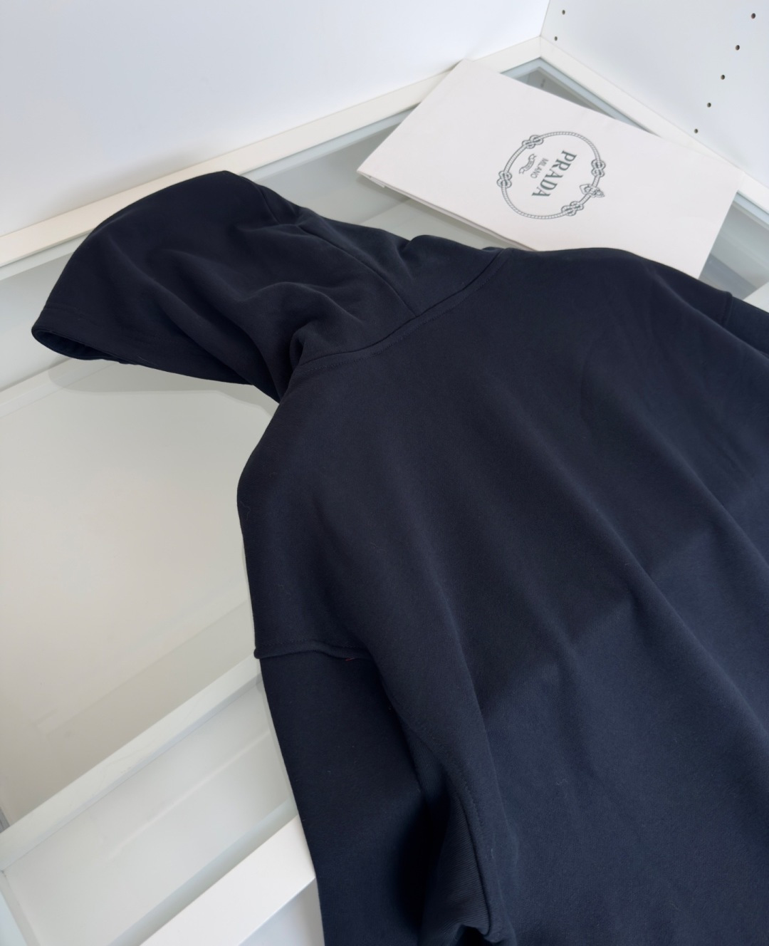 普*达Pr**a 2025早秋！ 经典款微阔型套头连帽卫衣 肩标结合经典红标点缀设计 连帽款式 ，不管版