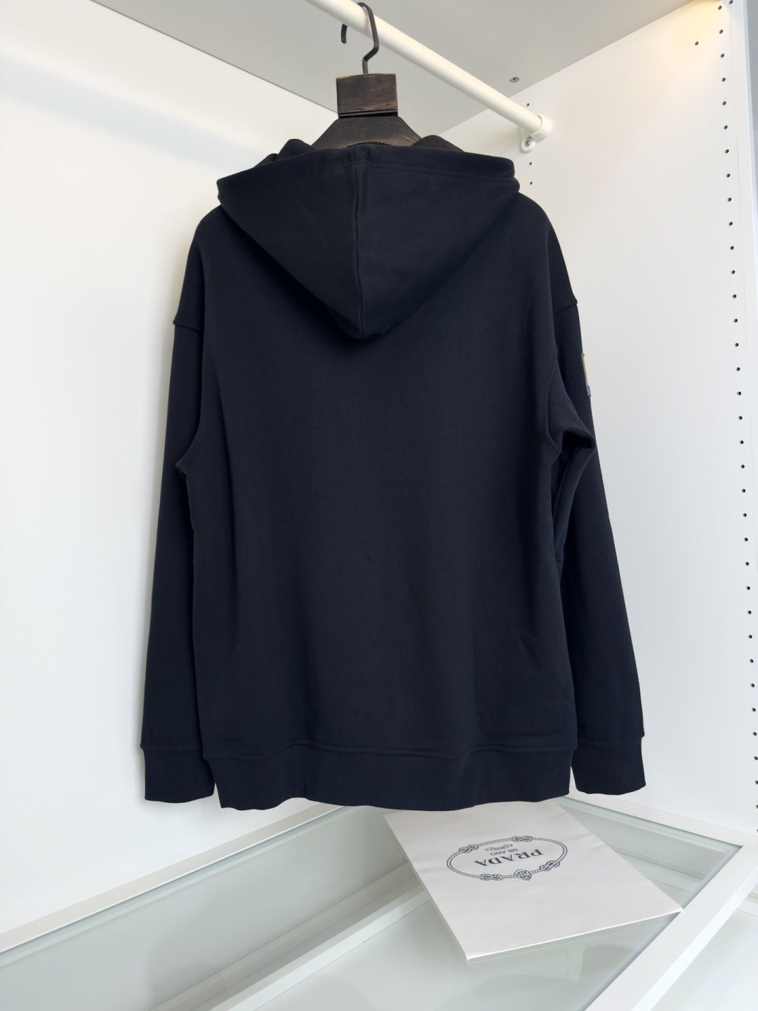 普*达Pr**a 2025早秋！ 经典款微阔型套头连帽卫衣 肩标结合经典红标点缀设计 连帽款式 ，不管版