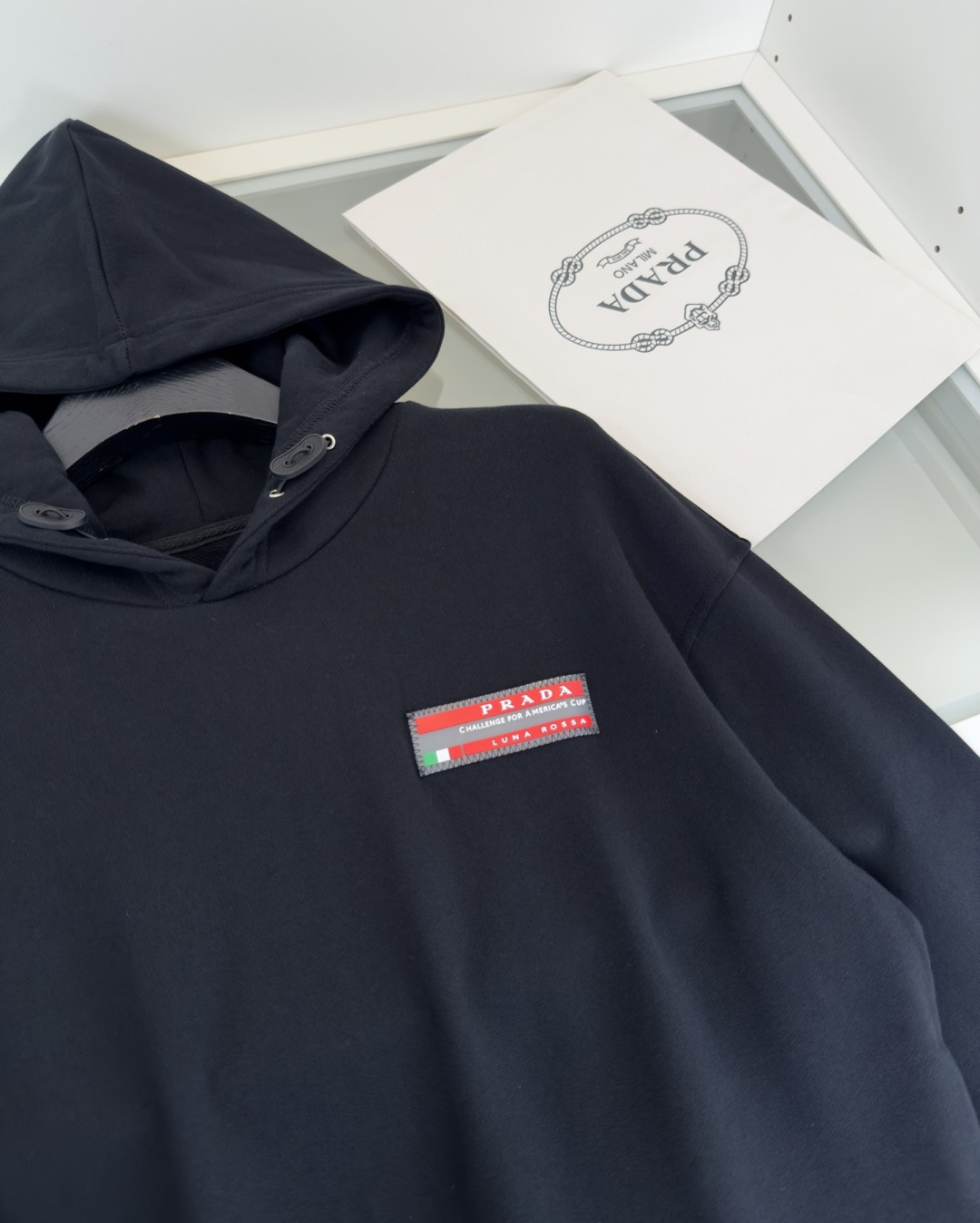 普*达Pr**a 2025早秋！ 经典款微阔型套头连帽卫衣 肩标结合经典红标点缀设计 连帽款式 ，不管版