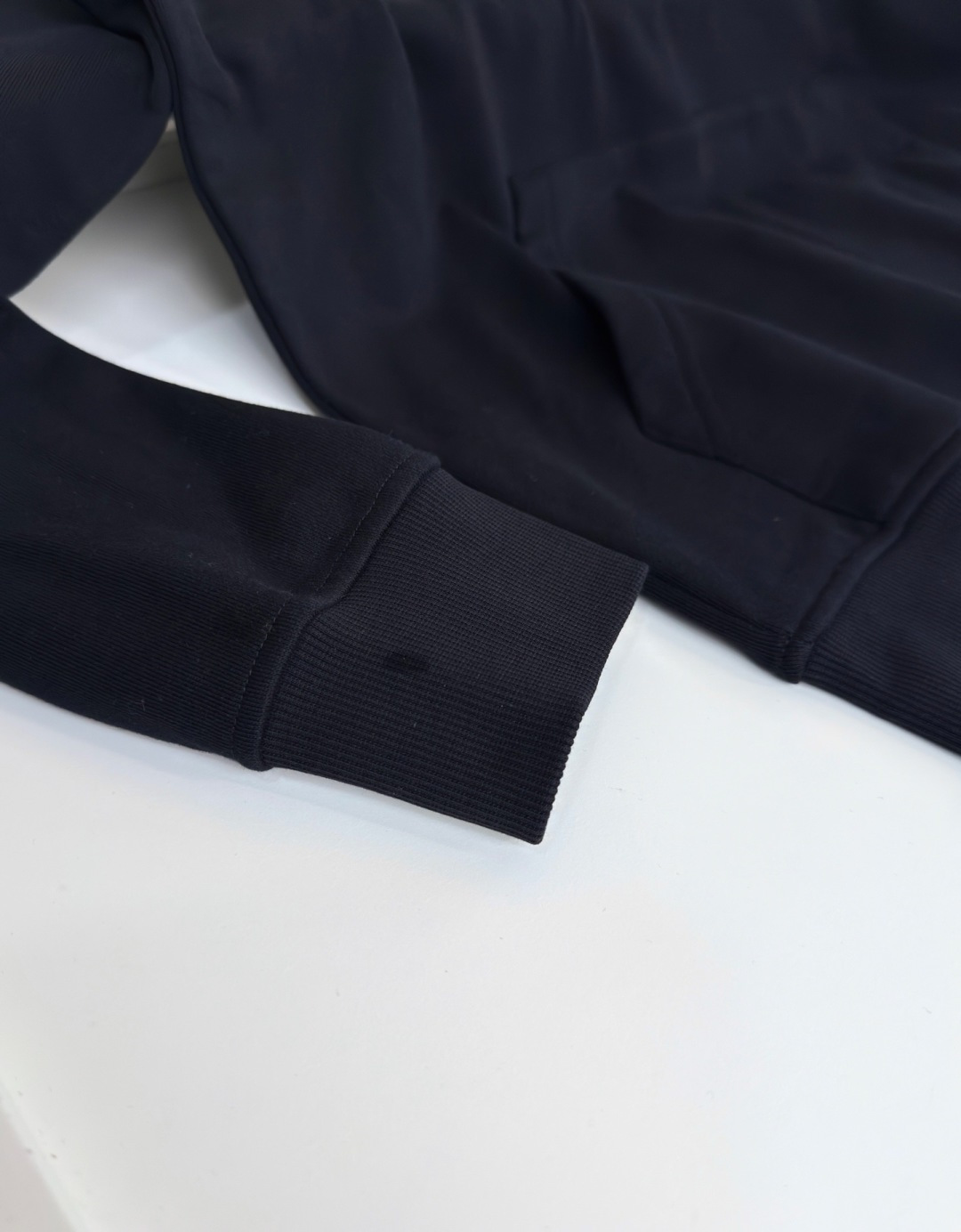 普*达Pr**a 2025早秋！ 经典款微阔型套头连帽卫衣 肩标结合经典红标点缀设计 连帽款式 ，不管版