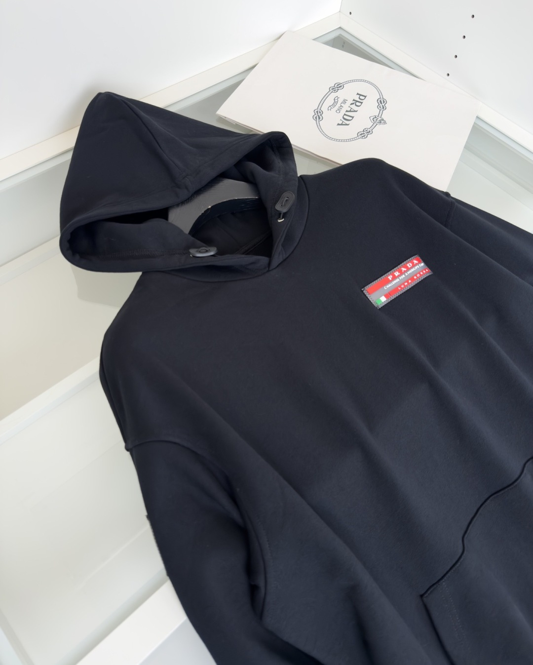 普*达Pr**a 2025早秋！ 经典款微阔型套头连帽卫衣 肩标结合经典红标点缀设计 连帽款式 ，不管版