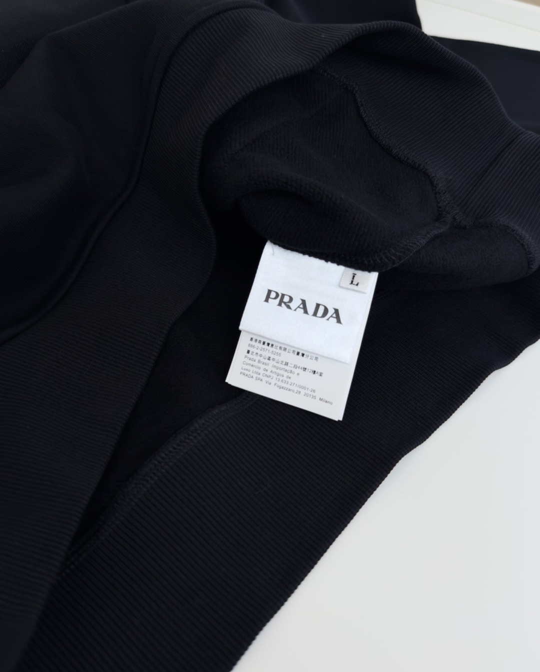 普*达Pr**a 2025早秋！ 经典款微阔型套头连帽卫衣 肩标结合经典红标点缀设计 连帽款式 ，不管版