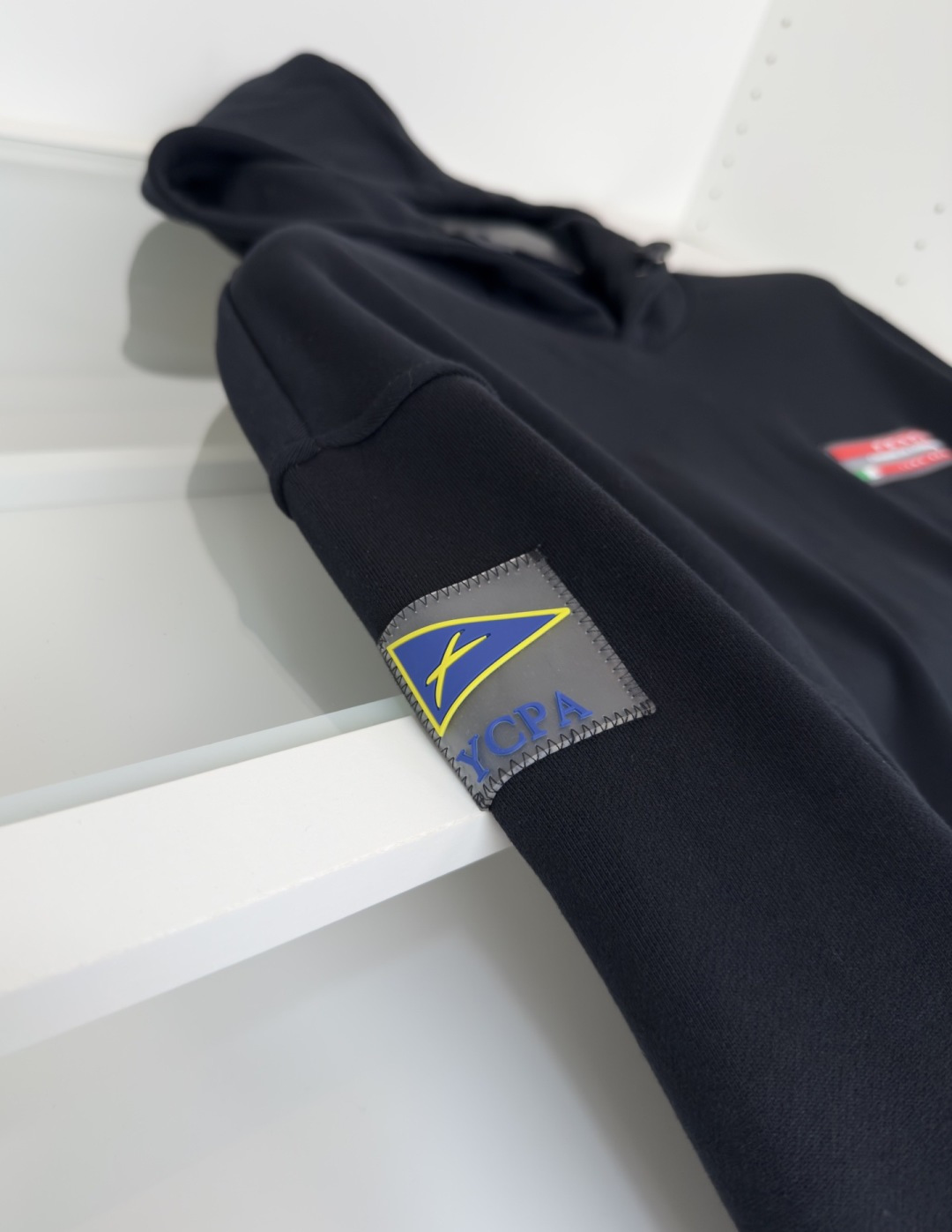 普*达Pr**a 2025早秋！ 经典款微阔型套头连帽卫衣 肩标结合经典红标点缀设计 连帽款式 ，不管版