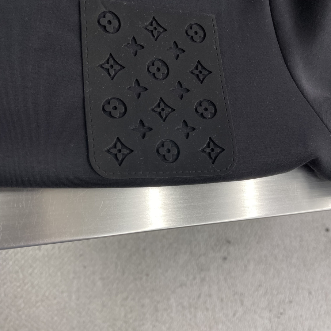 驴牌 2025秋冬系列圆领卫衣码数：M-5XL 微阔版型 棉莫代尔空气层。采用丝光工艺处理的双面结构，棉