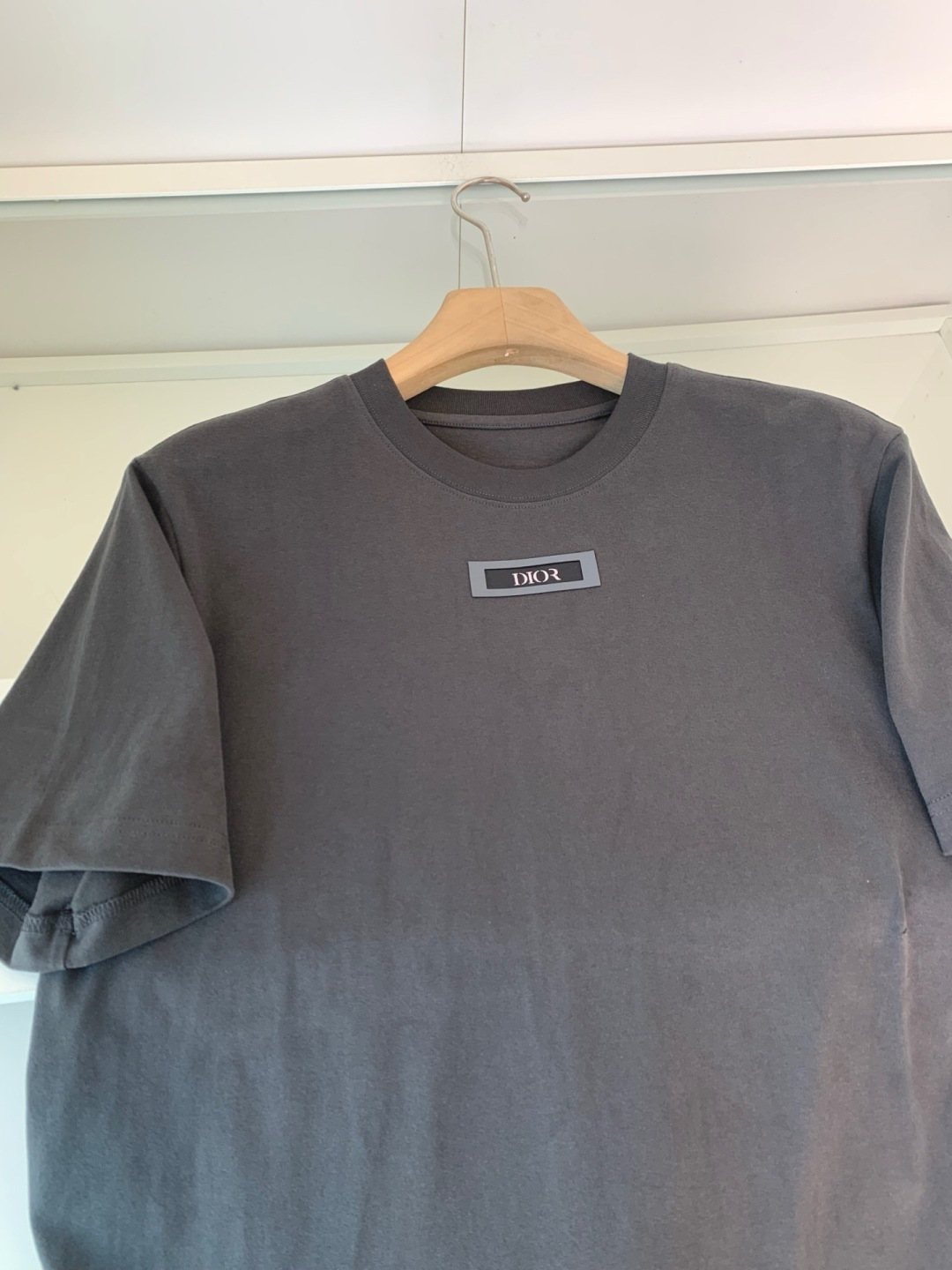 CD2025秋冬系列 低调经典圆领短袖T恤 延续一贯地低调但高质的作派 风格极简，面料为王，细节精湛，满