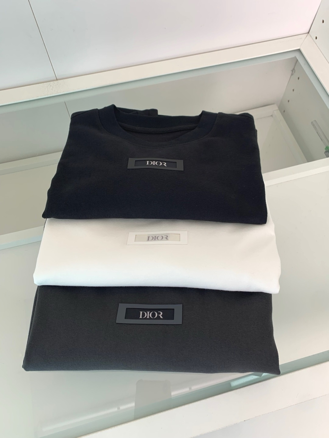 CD2025秋冬系列 低调经典圆领短袖T恤 延续一贯地低调但高质的作派 风格极简，面料为王，细节精湛，满