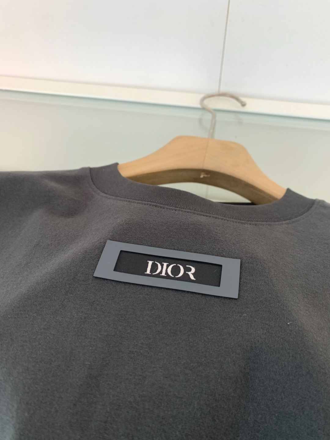 CD2025秋冬系列 低调经典圆领短袖T恤 延续一贯地低调但高质的作派 风格极简，面料为王，细节精湛，满