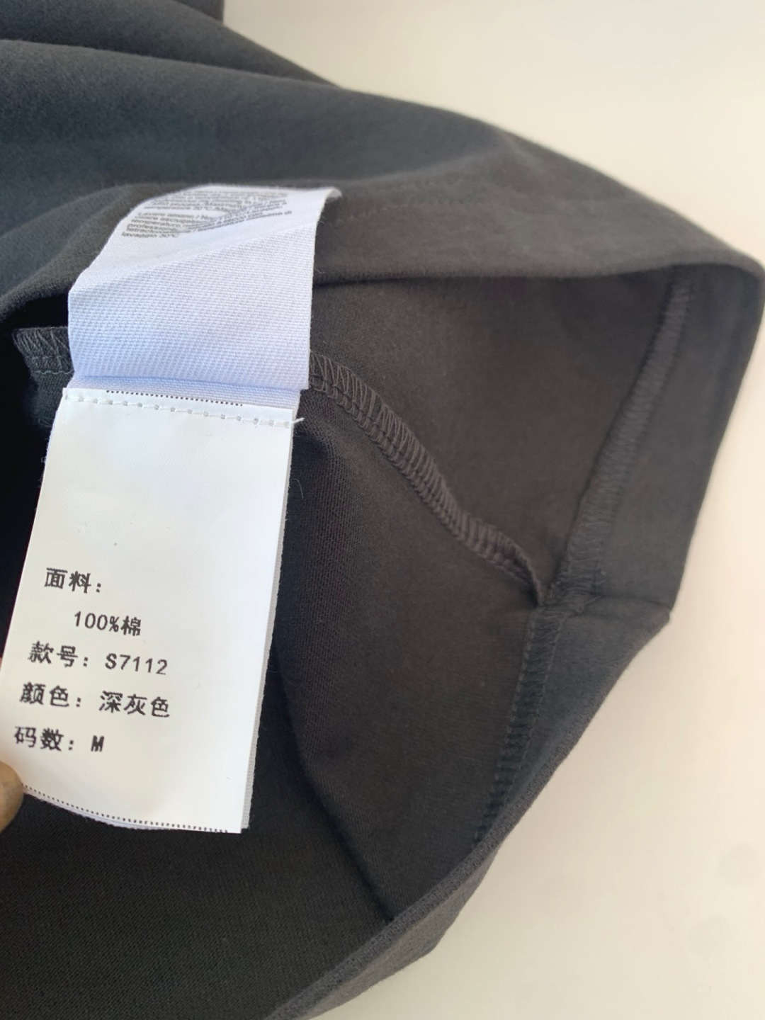 CD2025秋冬系列 低调经典圆领短袖T恤 延续一贯地低调但高质的作派 风格极简，面料为王，细节精湛，满