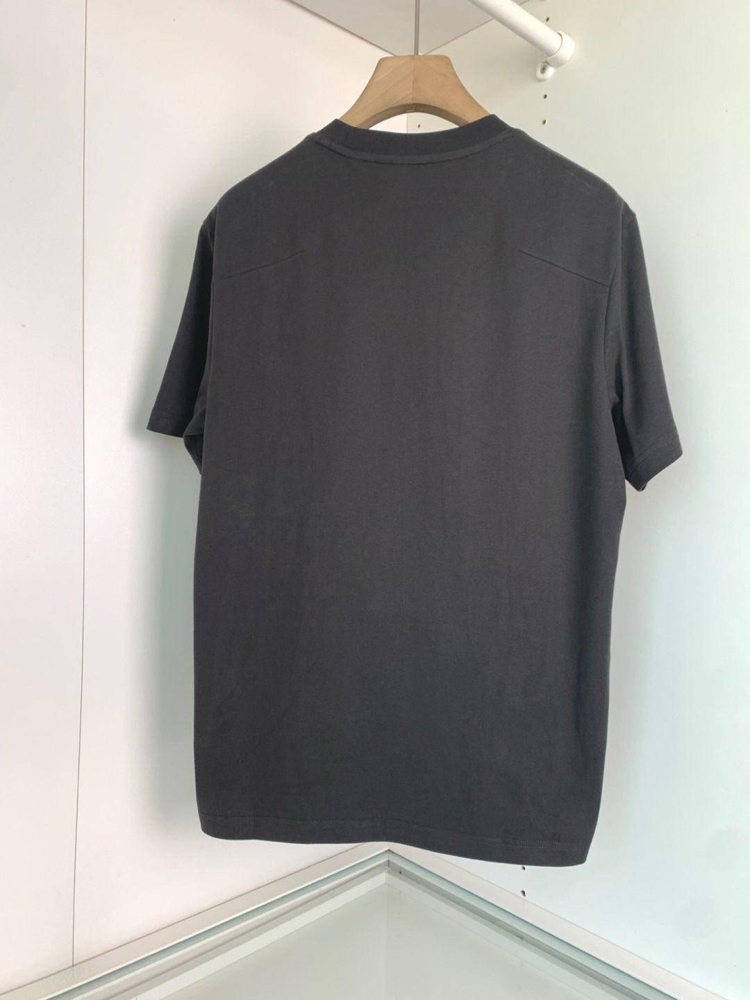 CD2025秋冬系列 低调经典圆领短袖T恤 延续一贯地低调但高质的作派 风格极简，面料为王，细节精湛，满