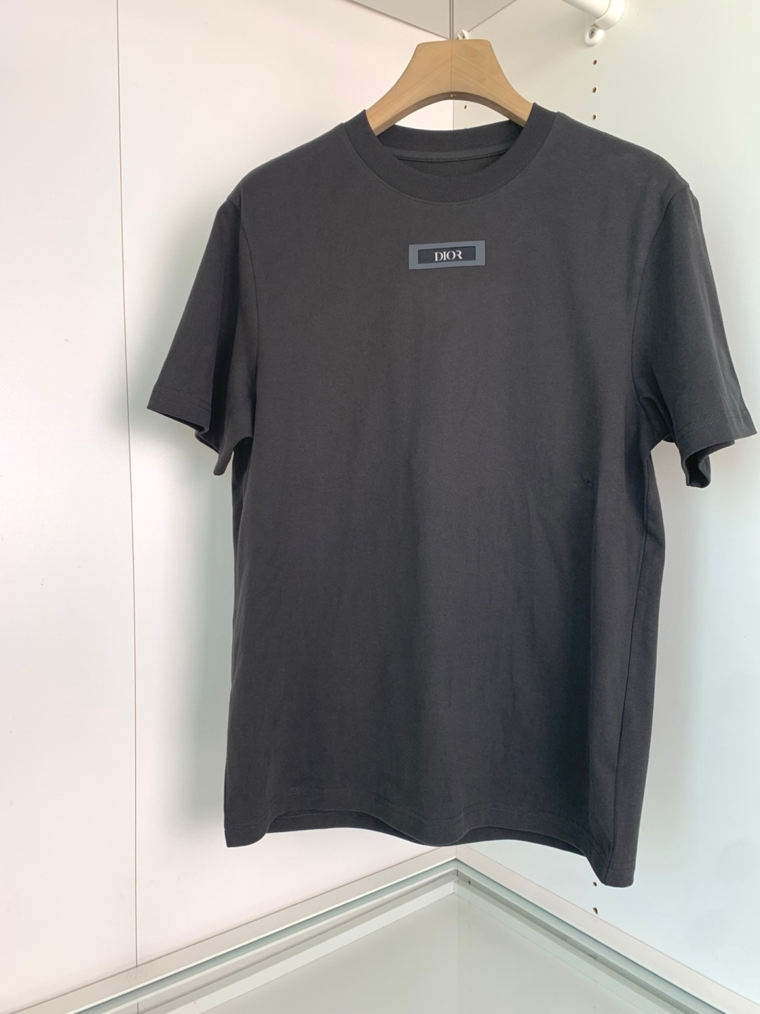 CD2025秋冬系列 低调经典圆领短袖T恤 延续一贯地低调但高质的作派 风格极简，面料为王，细节精湛，满