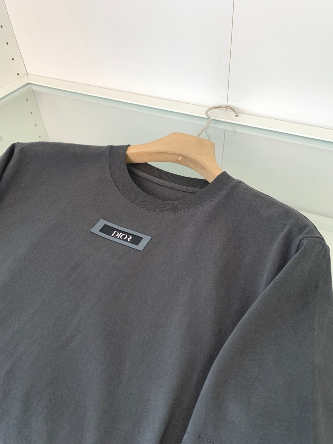 CD2025秋冬系列 低调经典圆领短袖T恤 延续一贯地低调但高质的作派 风格极简，面料为王，细节精湛，满