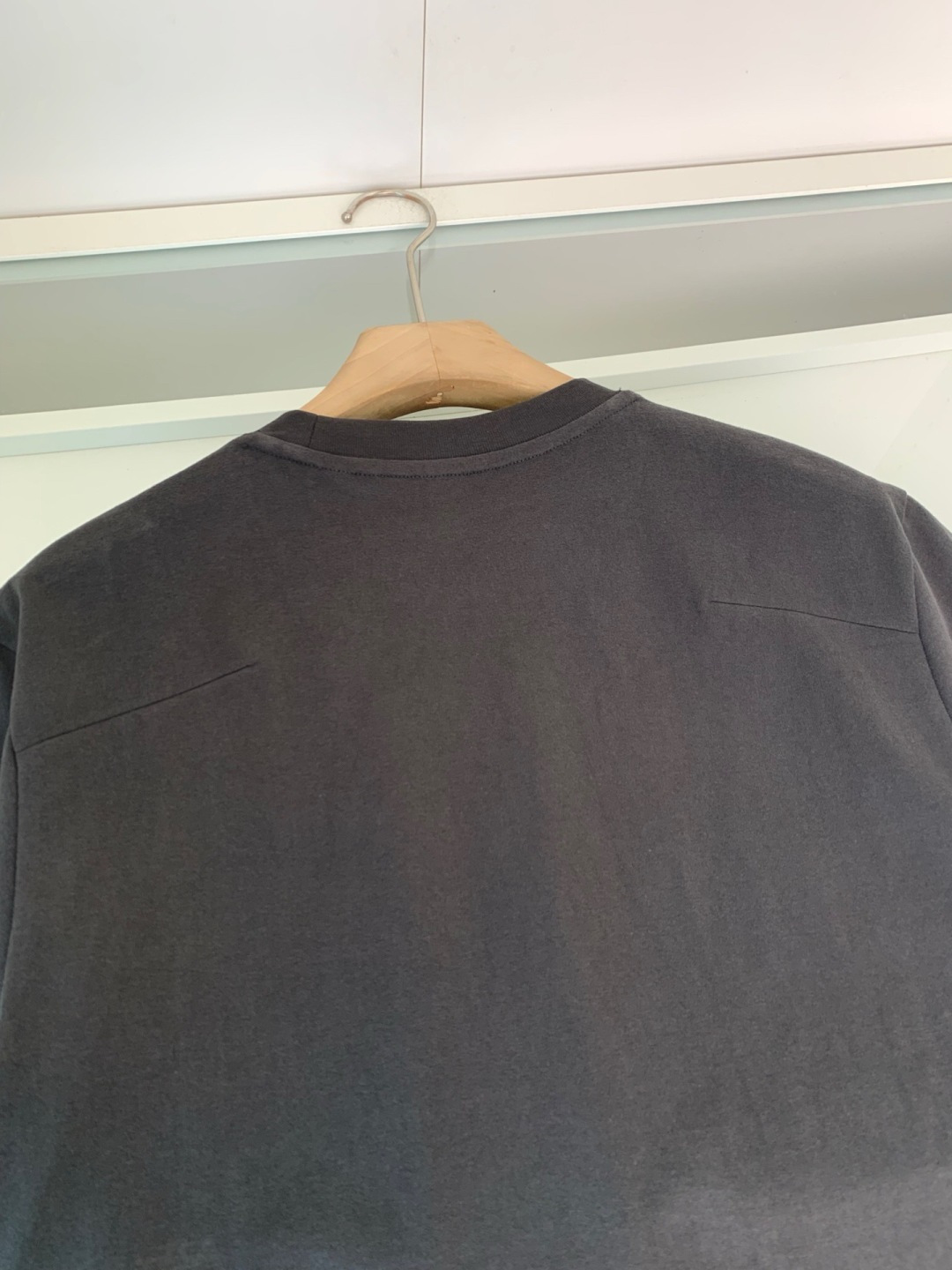 CD2025秋冬系列 低调经典圆领短袖T恤 延续一贯地低调但高质的作派 风格极简，面料为王，细节精湛，满