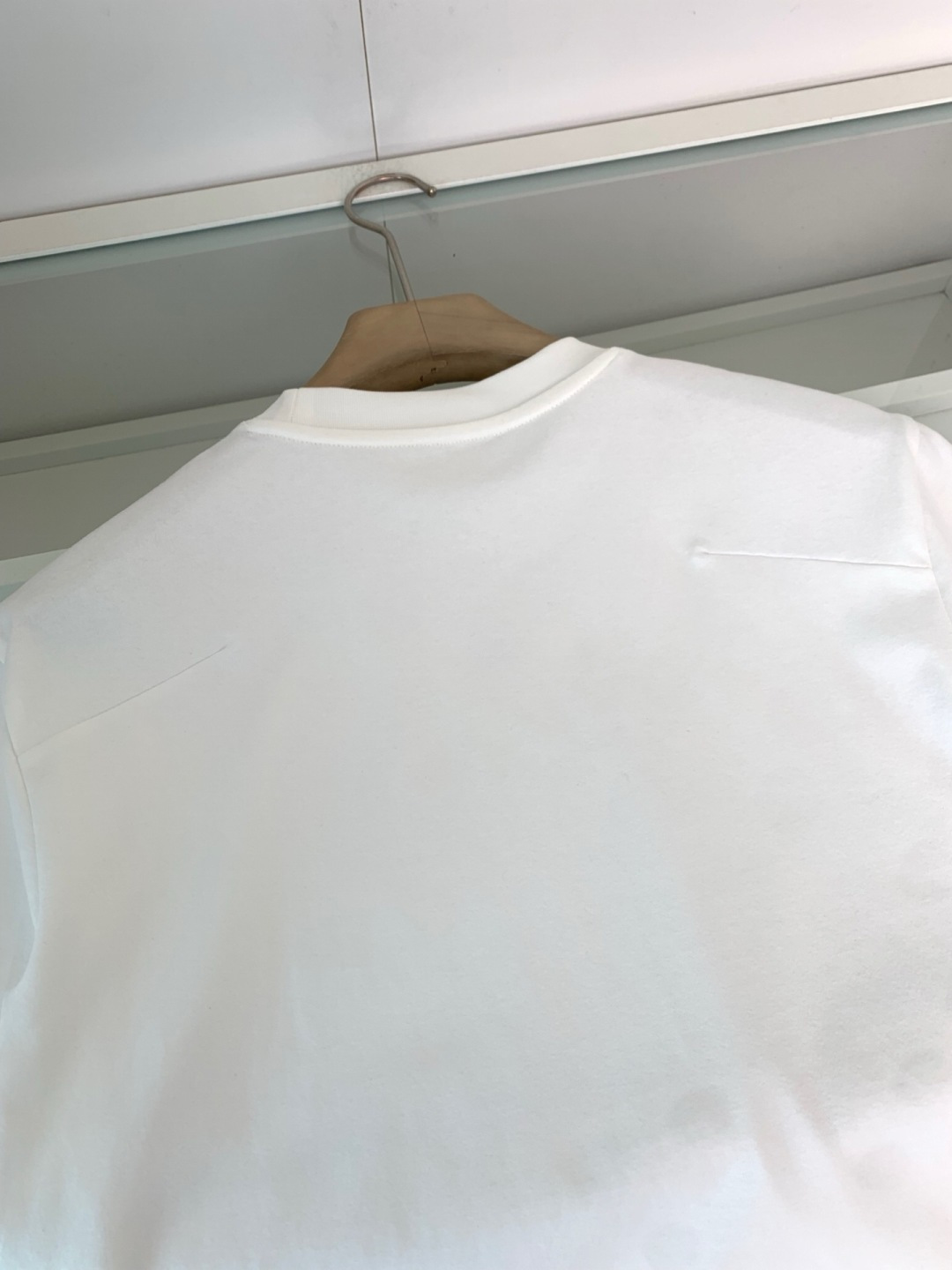 CD2025秋冬系列 低调经典圆领短袖T恤 延续一贯地低调但高质的作派 风格极简，面料为王，细节精湛，满