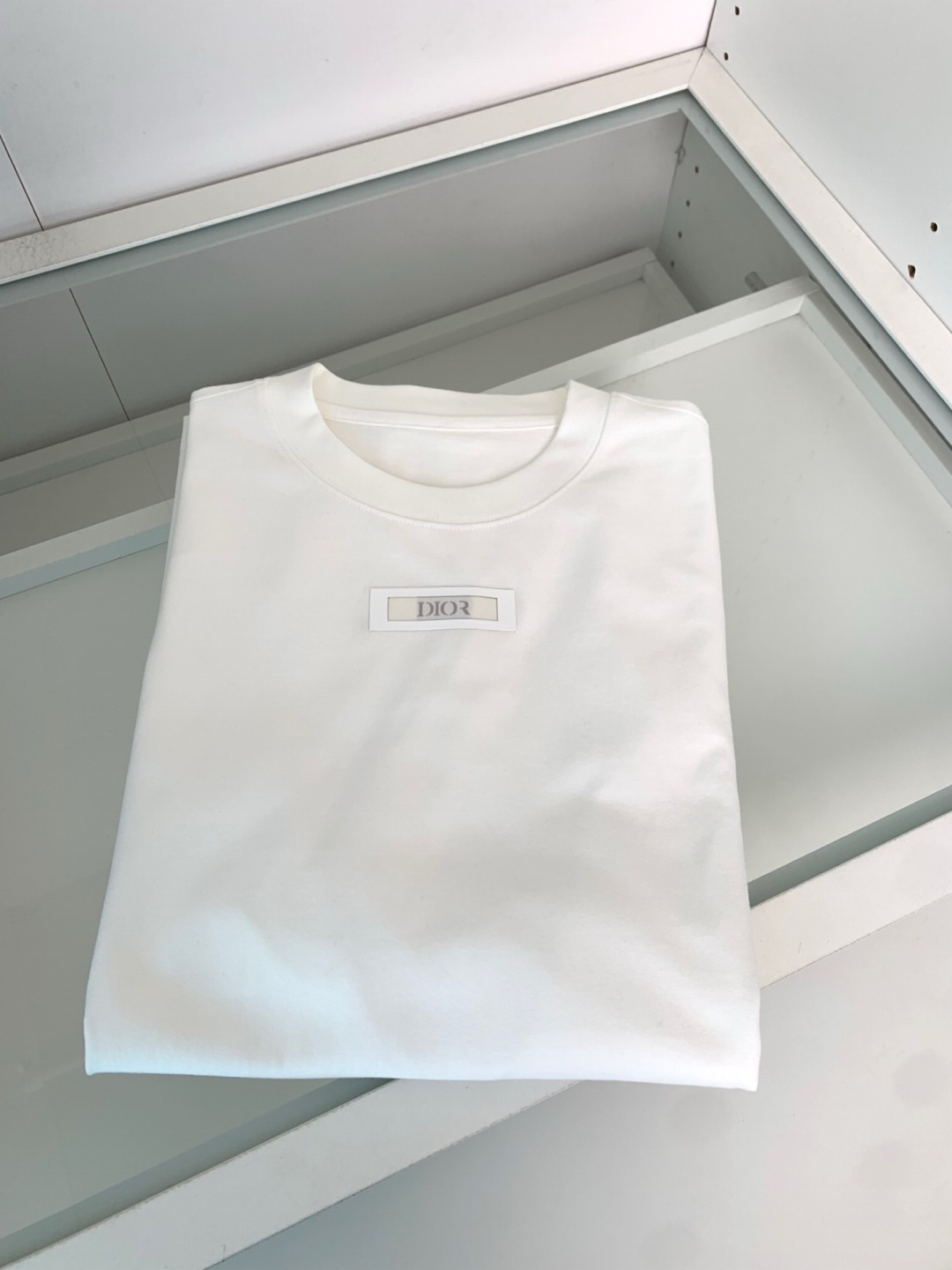 CD2025秋冬系列 低调经典圆领短袖T恤 延续一贯地低调但高质的作派 风格极简，面料为王，细节精湛，满