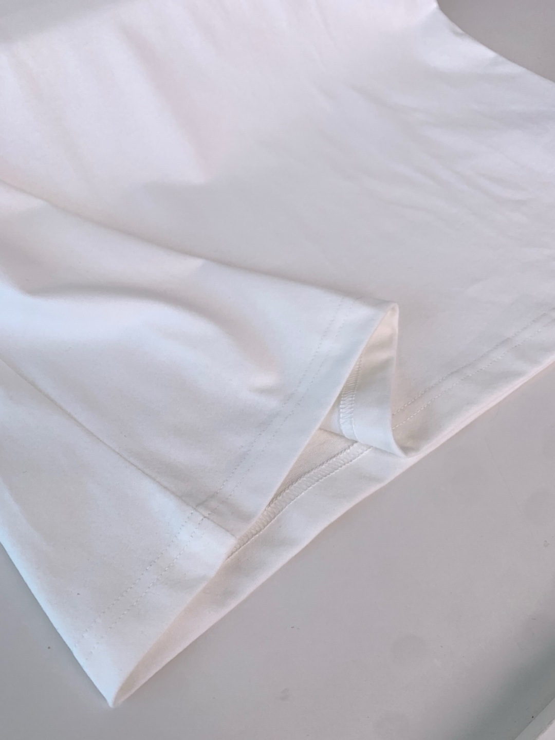 CD2025秋冬系列 低调经典圆领短袖T恤 延续一贯地低调但高质的作派 风格极简，面料为王，细节精湛，满