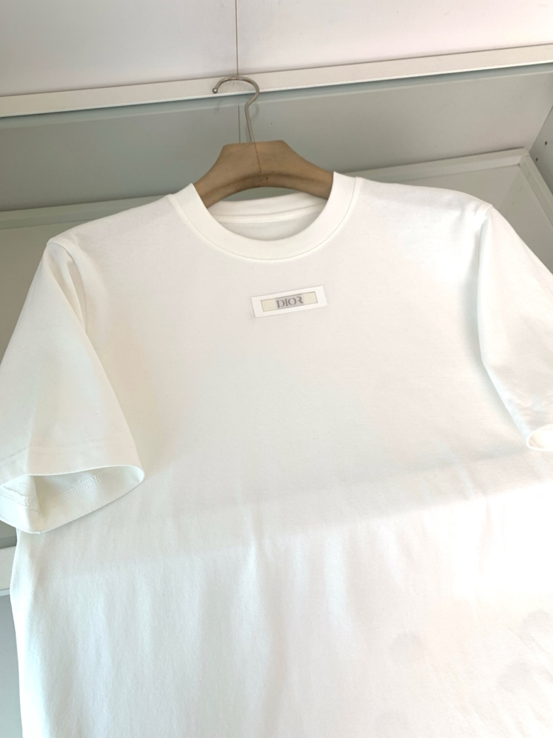 CD2025秋冬系列 低调经典圆领短袖T恤 延续一贯地低调但高质的作派 风格极简，面料为王，细节精湛，满