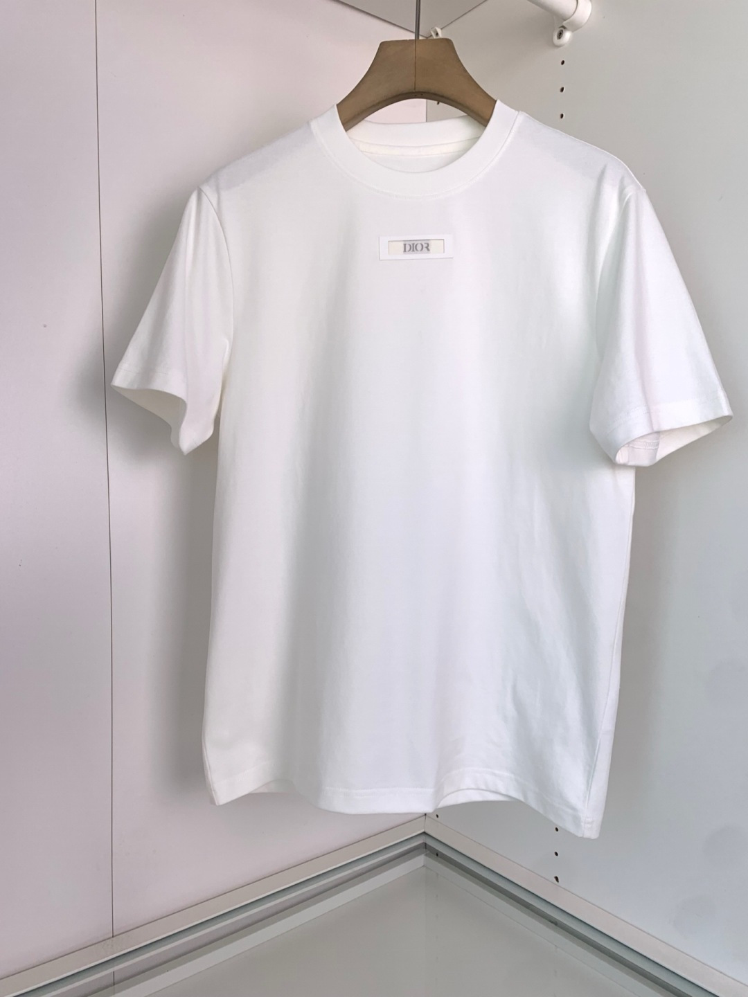 CD2025秋冬系列 低调经典圆领短袖T恤 延续一贯地低调但高质的作派 风格极简，面料为王，细节精湛，满