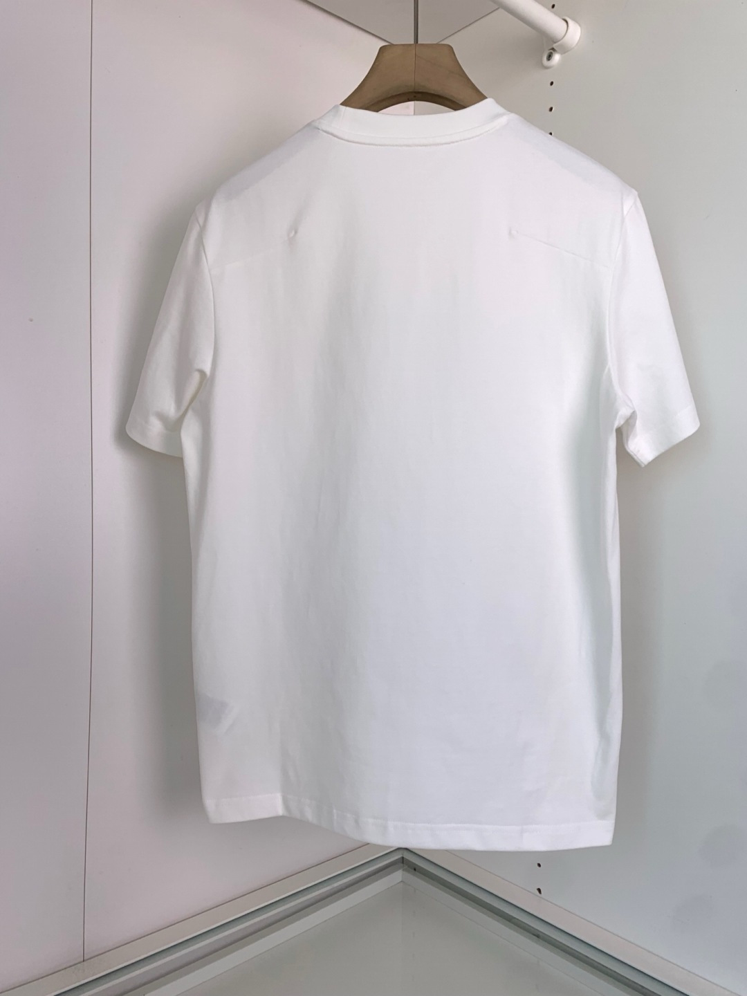 CD2025秋冬系列 低调经典圆领短袖T恤 延续一贯地低调但高质的作派 风格极简，面料为王，细节精湛，满