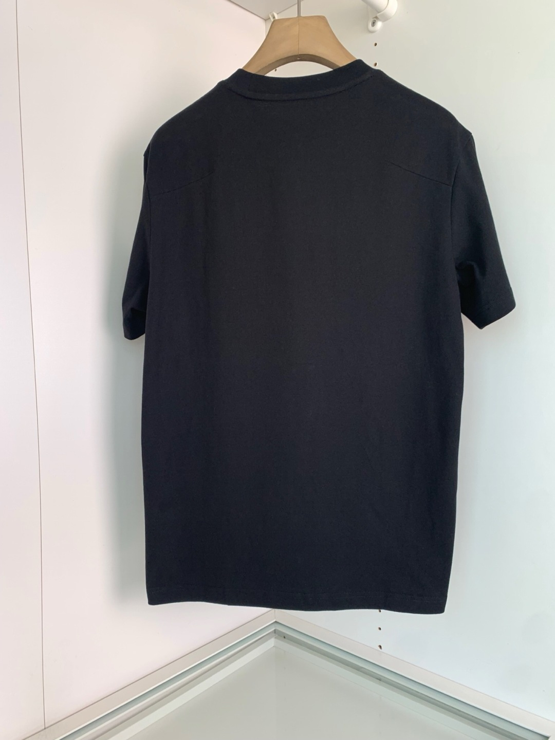 CD2025秋冬系列 低调经典圆领短袖T恤 延续一贯地低调但高质的作派 风格极简，面料为王，细节精湛，满