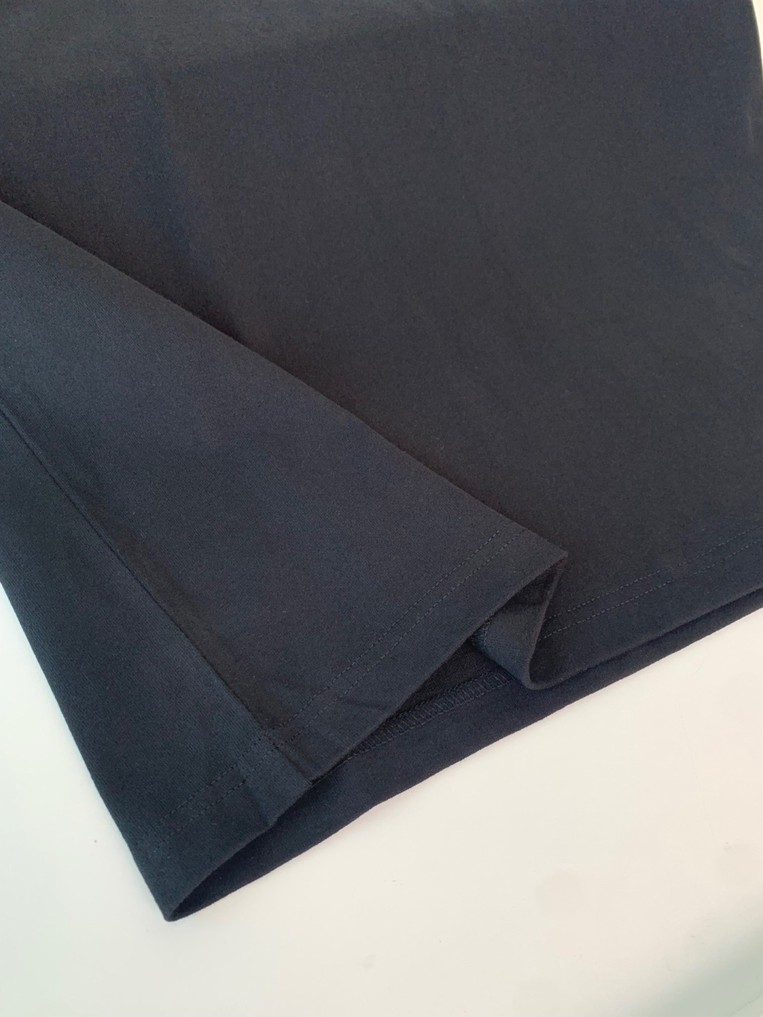 CD2025秋冬系列 低调经典圆领短袖T恤 延续一贯地低调但高质的作派 风格极简，面料为王，细节精湛，满