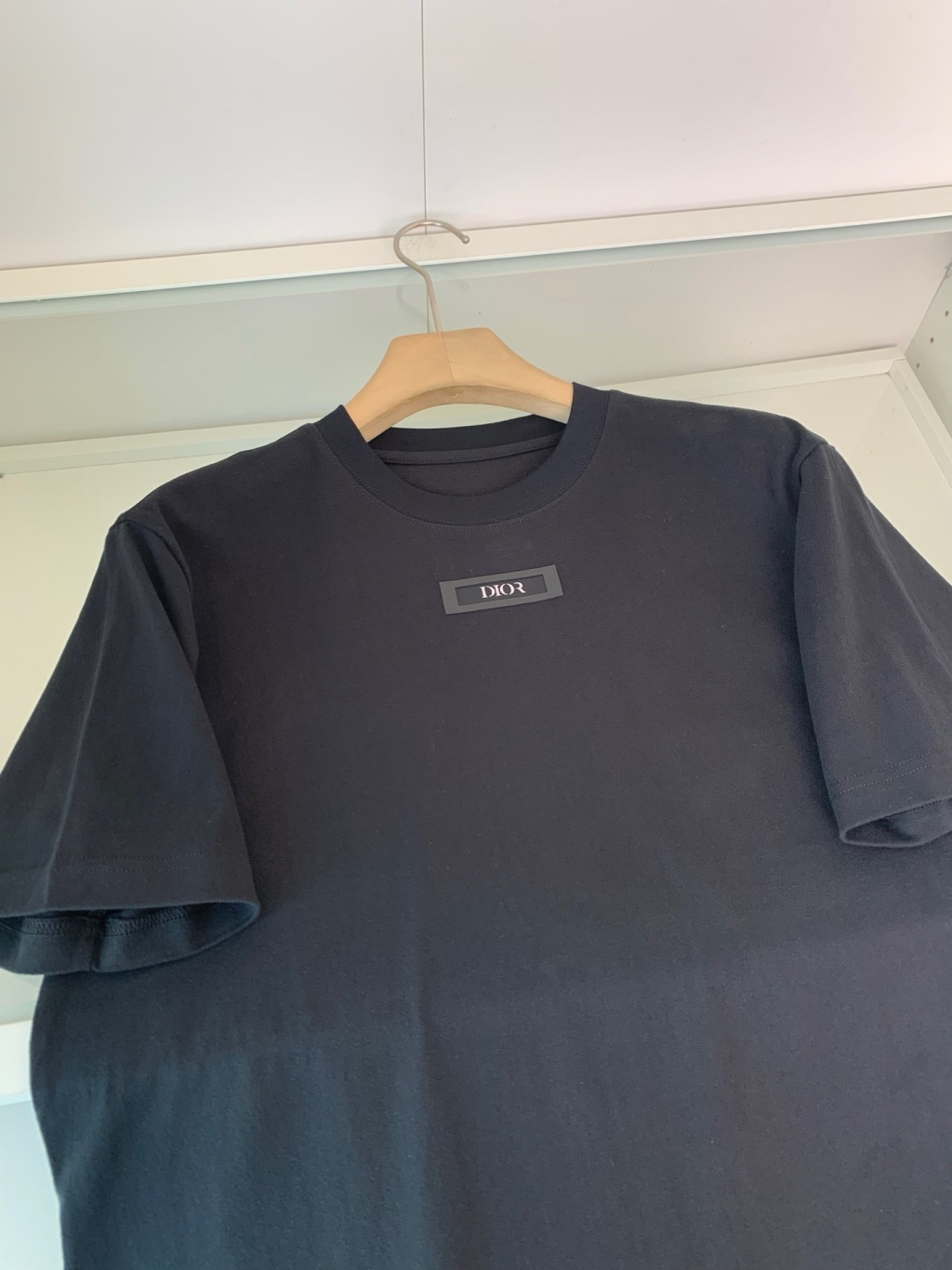 CD2025秋冬系列 低调经典圆领短袖T恤 延续一贯地低调但高质的作派 风格极简，面料为王，细节精湛，满