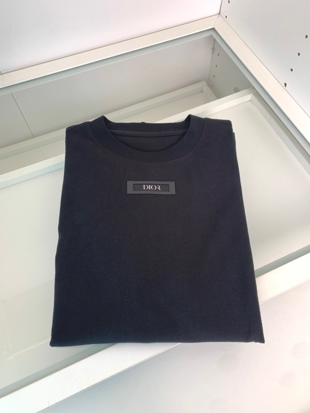 CD2025秋冬系列 低调经典圆领短袖T恤 延续一贯地低调但高质的作派 风格极简，面料为王，细节精湛，满