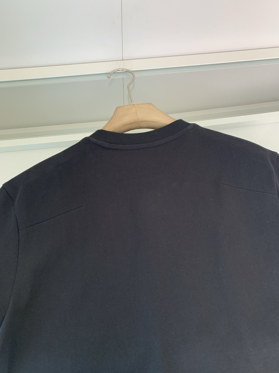 CD2025秋冬系列 低调经典圆领短袖T恤 延续一贯地低调但高质的作派 风格极简，面料为王，细节精湛，满