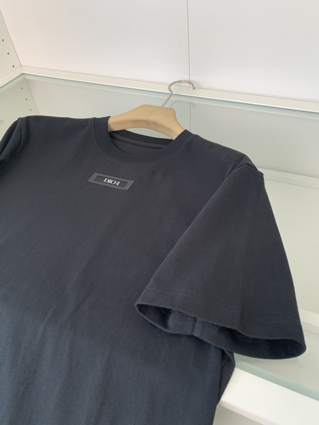 CD2025秋冬系列 低调经典圆领短袖T恤 延续一贯地低调但高质的作派 风格极简，面料为王，细节精湛，满