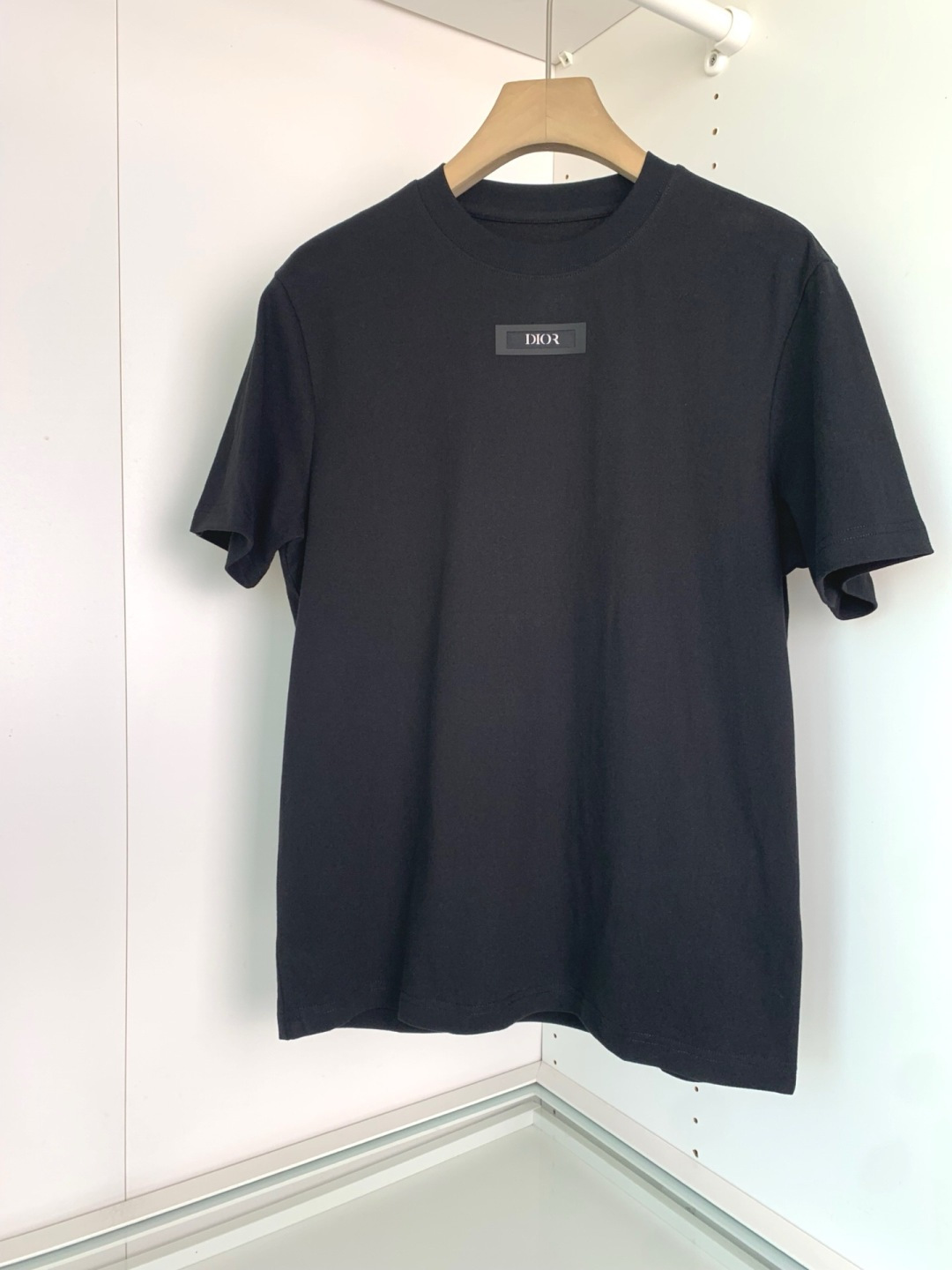 CD2025秋冬系列 低调经典圆领短袖T恤 延续一贯地低调但高质的作派 风格极简，面料为王，细节精湛，满