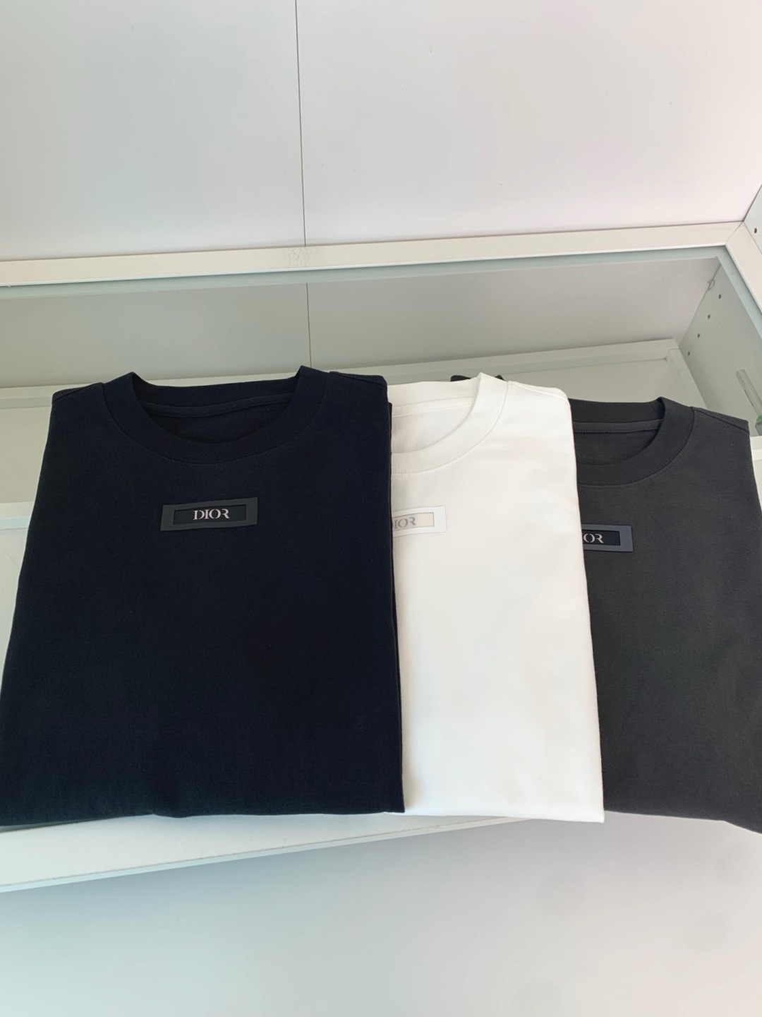 CD2025秋冬系列 低调经典圆领短袖T恤 延续一贯地低调但高质的作派 风格极简，面料为王，细节精湛，满