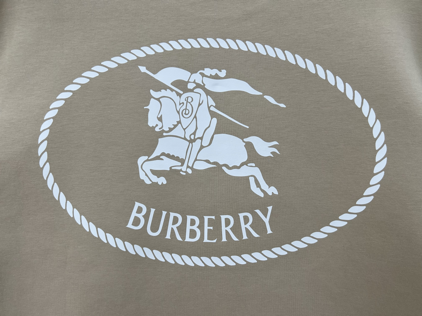 Burberry.巴宝莉 25秋冬新品骑士印章棉质运动衫针织圆领卫衣，正面胸前点缀马术骑士印花标识装饰、