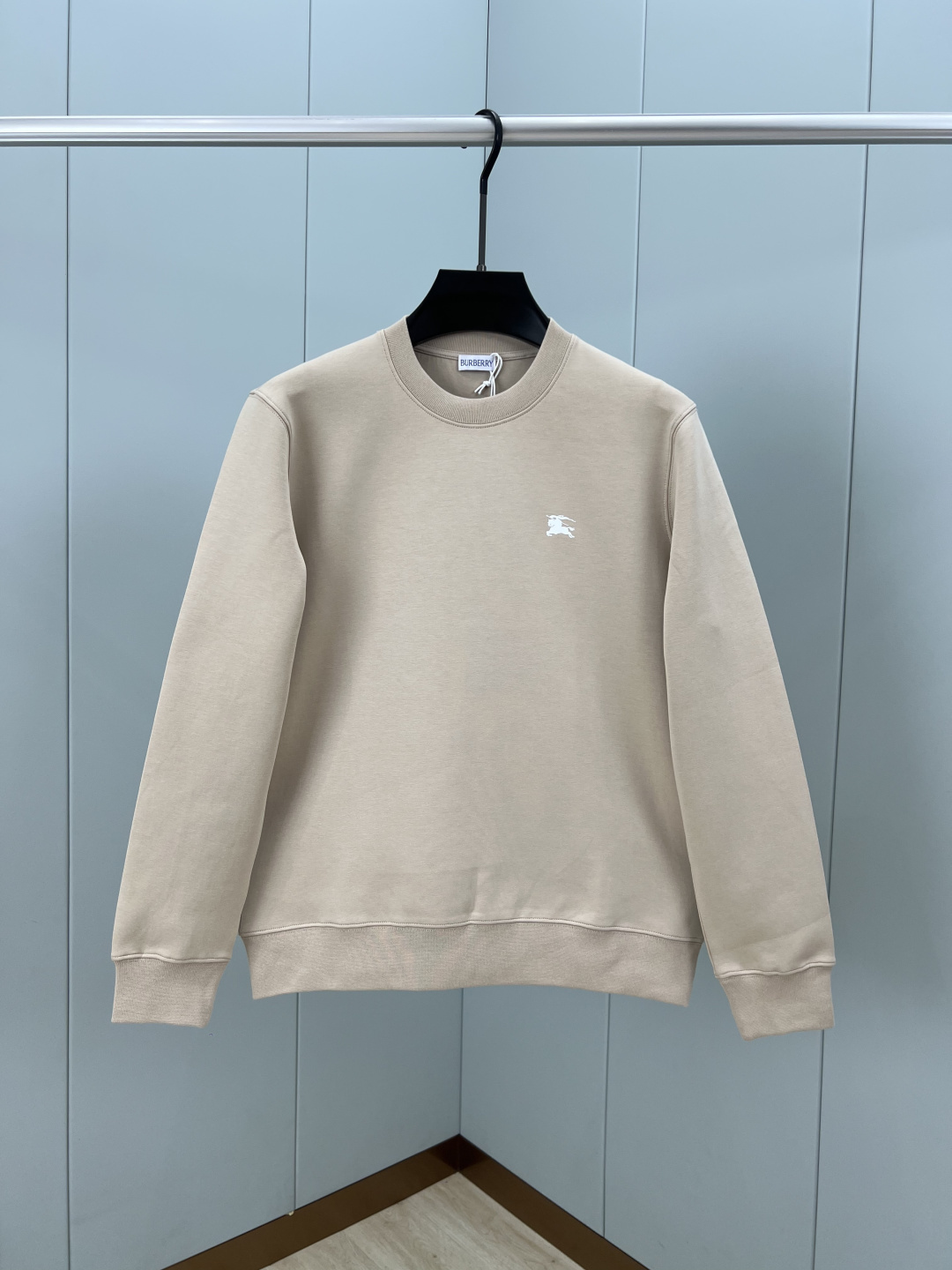 Burberry.巴宝莉 25秋冬新品骑士印章棉质运动衫针织圆领卫衣，正面胸前点缀马术骑士印花标识装饰、