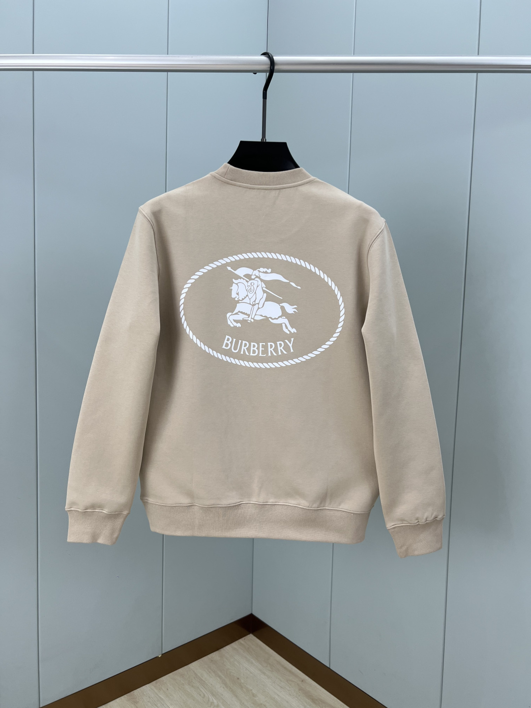 Burberry.巴宝莉 25秋冬新品骑士印章棉质运动衫针织圆领卫衣，正面胸前点缀马术骑士印花标识装饰、